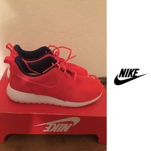 NWOB Nike Women’s Roche One Moire in Crimson